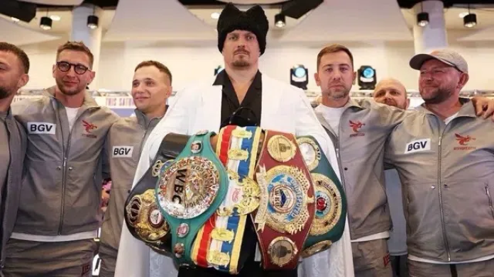 Глава промоутерской компании Ready to Fight, Сергей Лапин, раскрыл причины, по которым Александр Усик принял решение освободить все свои чемпионские пояса